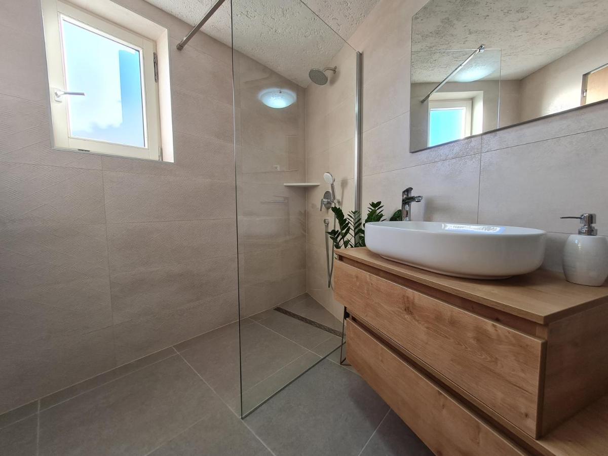 Stonehouse Ana With Jacuzzi Rovinj-Krmed Villa Eksteriør billede