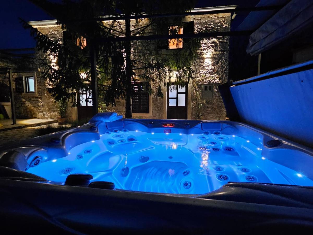 Stonehouse Ana With Jacuzzi Rovinj-Krmed Villa Eksteriør billede